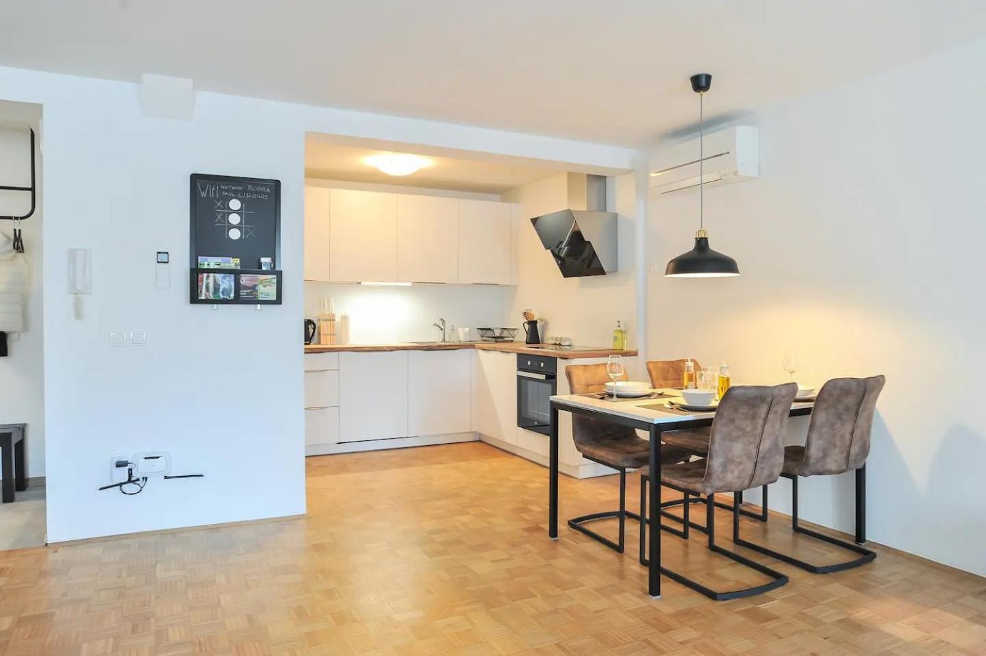 Strict City Apartments Любляна Екстер'єр фото